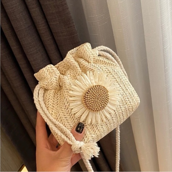🌸Straw Daisy Drawstring Purse🌸 - Picture 2 of 6